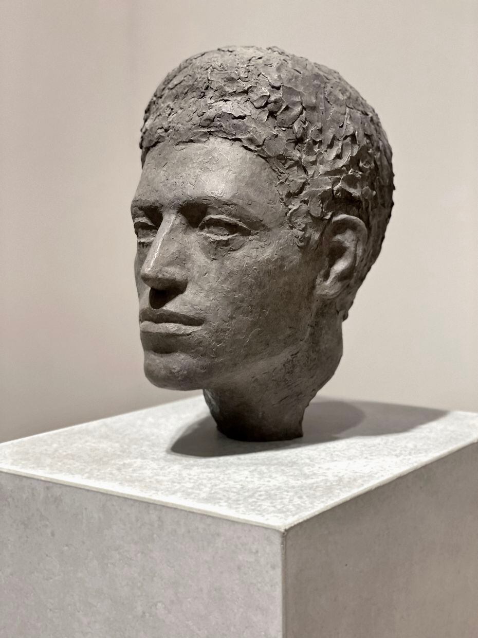 Before entering the screening room, viewers are prepared for watching "Flora" by an initial gallery that includes a reconstruction of Flora Mayo’s clay bust of fellow artist Alberto Giacometti, cast in brass by Teresa Hubbard and Alexander Birchler.