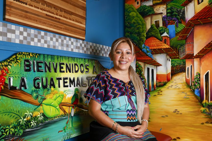 Emprendedores guatemaltecos traen productos de su país para que los migrantes en Dallas se...
