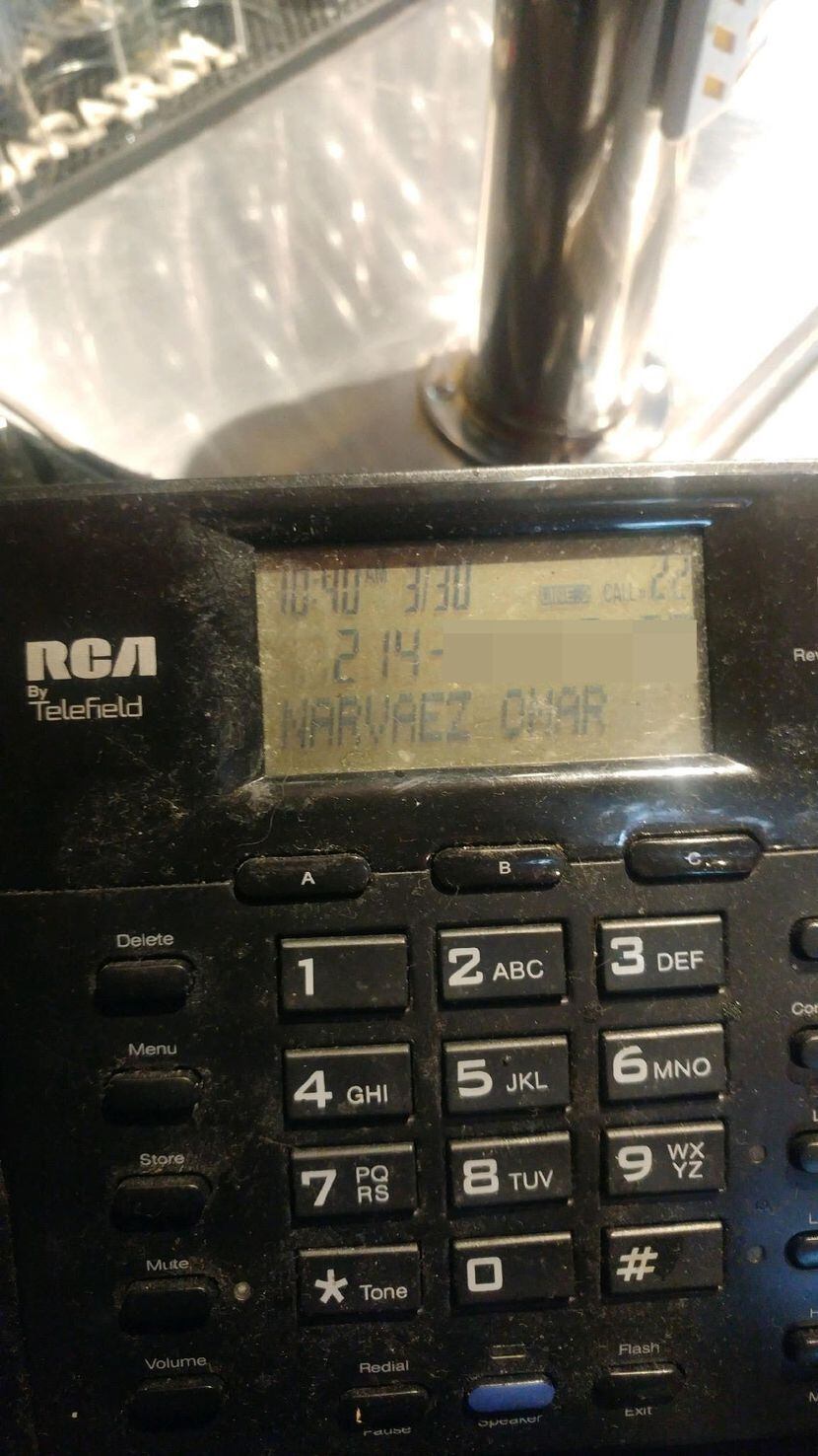 Una foto de BuzzBrews muestra el caller ID de la persona que llamó a opinar sobre el...