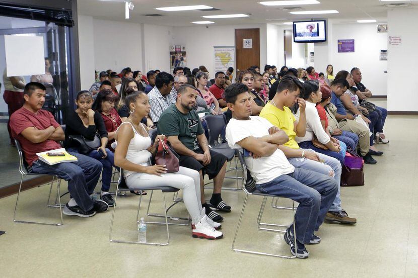 Unos mexicanos esperan en el Consulado General de México en Miami, el viernes, 3 de marzo de...