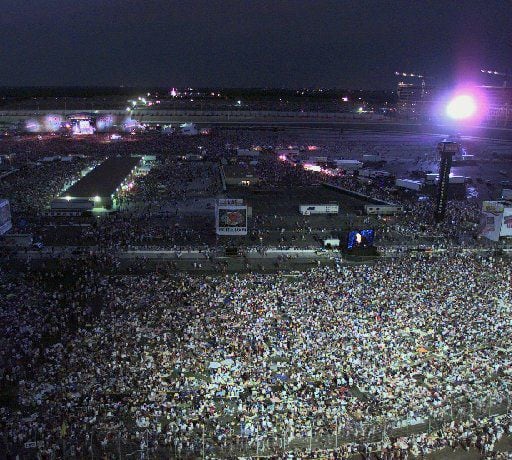 ORG XMIT:  [NM_RockFestCrowd]  Caption: 6-21-97---An estimated 300,000 fans jammed at...