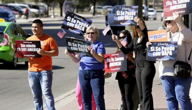Manifestantes apoyan la acción diferida en Tucson, Arizona. (AP/RON MEDVESCEK)
