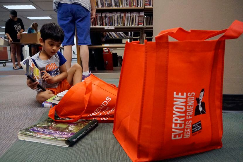 16 bibliotecas de Dallas reabrirán parcialmente dando a residentes la oportunidad de pedir...