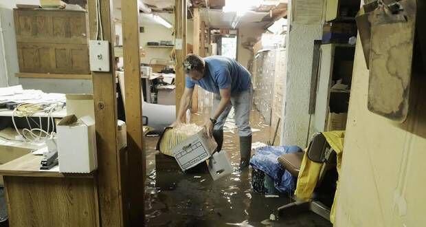 Los hogares de algunos vecinos del condado de Johnson quedaron inundados después de las...