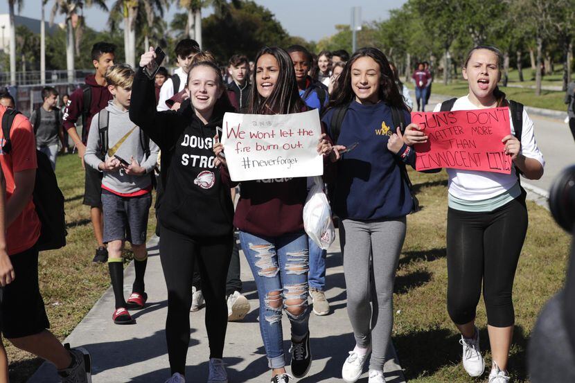 Estudiantes de Westglades Middle School en Parkland, Florida, marcha como parte de una...