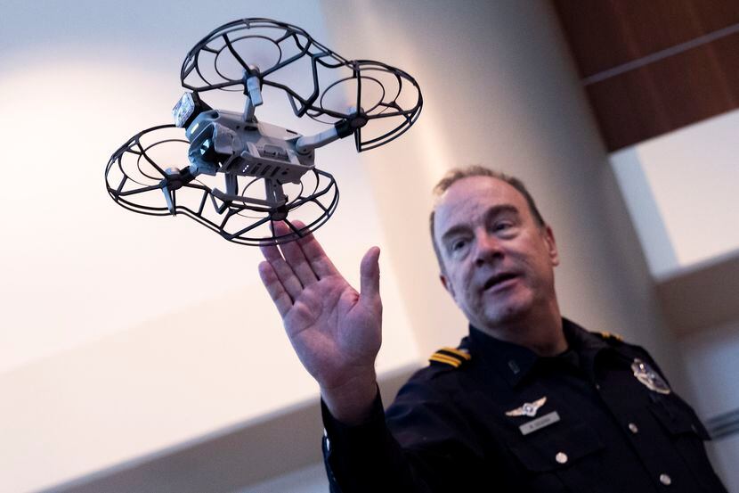 Mark Colborn, oficial de reserva retirado, muestra el mini-dron que es parte de la flotilla...