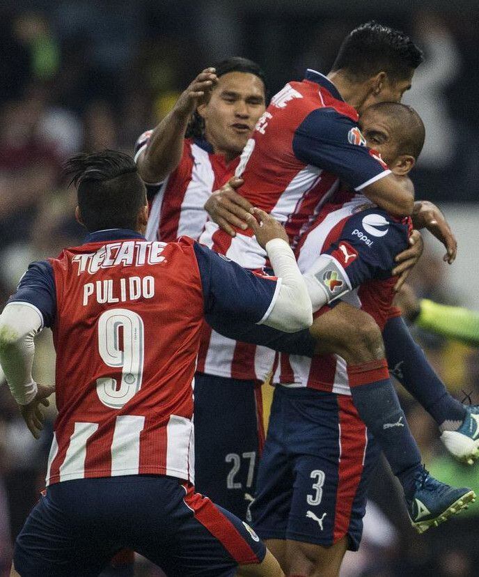 Jugadores de Chivas festejan un gol de penal de Carlos Salcido sobre el América....