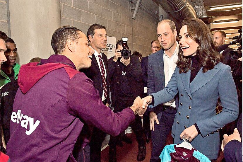 Javier “Chicharito” Hernández saludó al Príncipe William y su esposa Kate Middleton ./...
