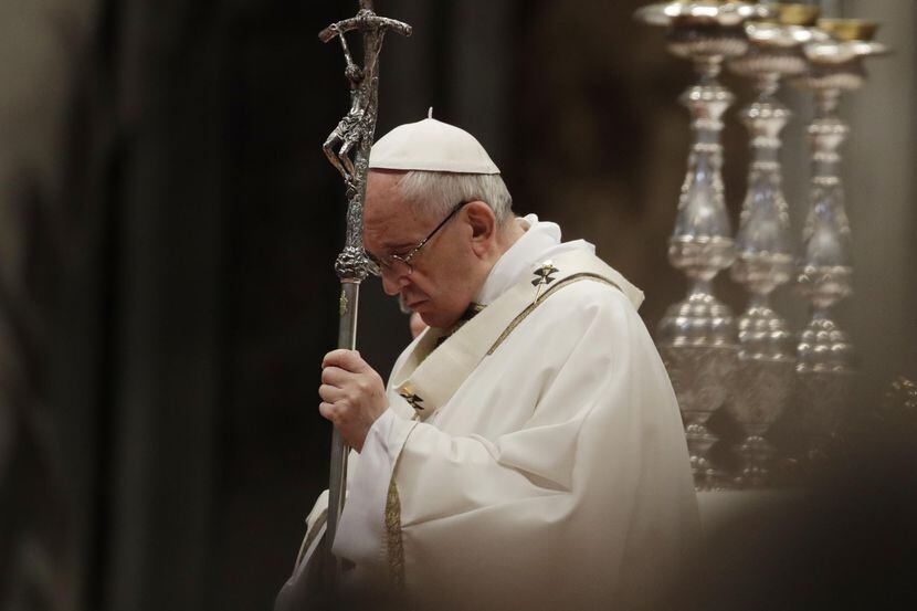 El papa Francisco celebra una Misa Crismal en la Basilica de San Pedro en el Vaticano, el...