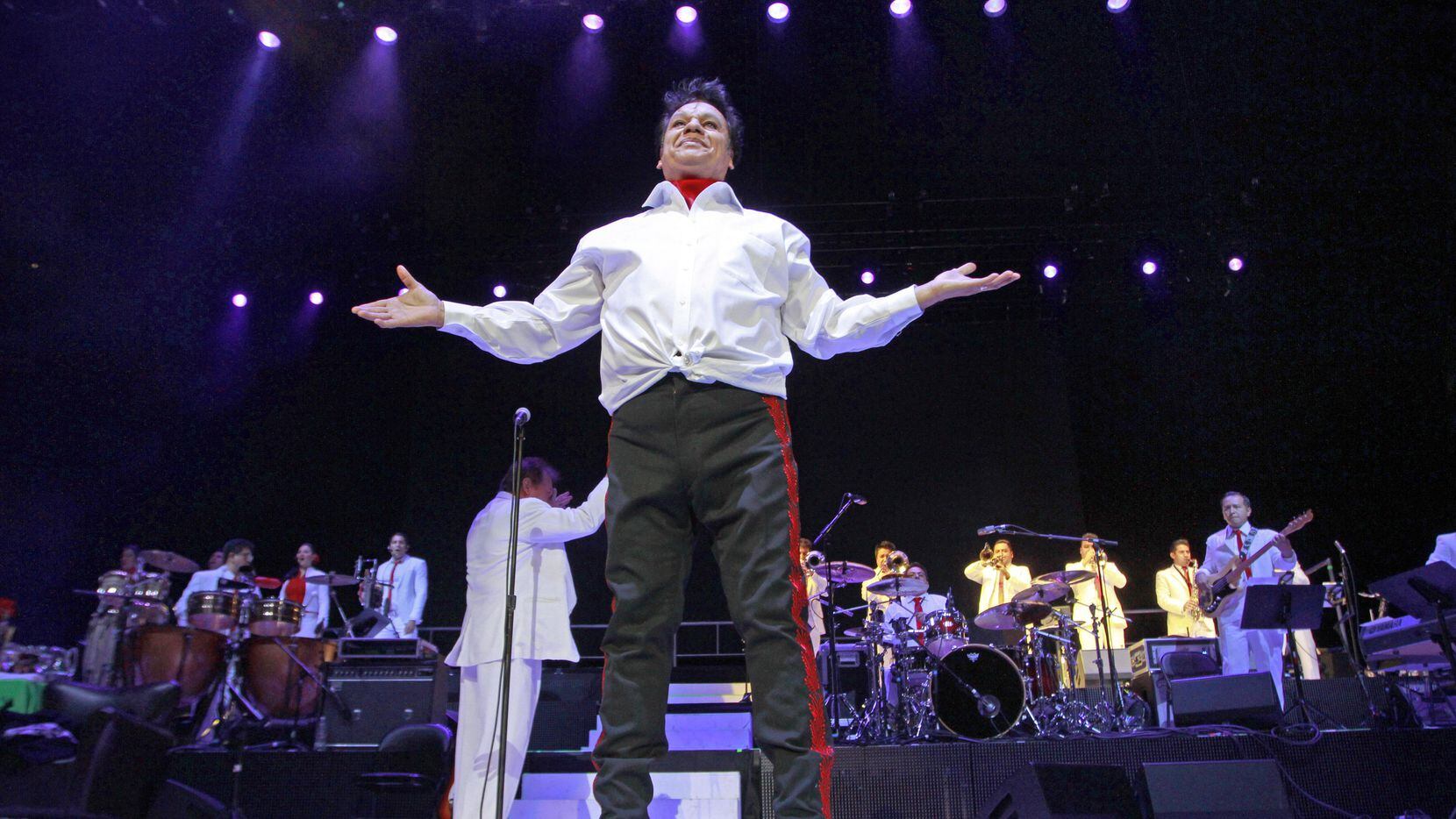 El cantutor mexicano Juan Gabriel en uno de sus últimos conciertos en Dallas, el 26 de...