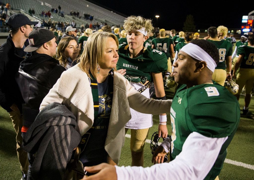 Birdville running back Laderrious Mixon (9) gets a hug from Josie Earle after a 29-27 win...