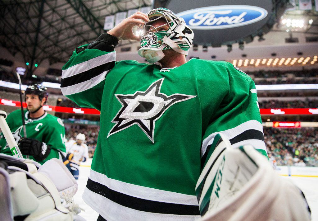 Dallas Stars goalie Kari Lehtonen (32) takes off his mask during a timeout in the second...