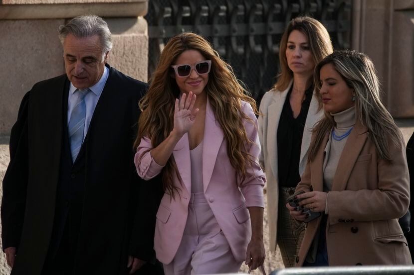 La artista colombiana Shakira, en el centro, llega a una corte en Barcelona, España, el...