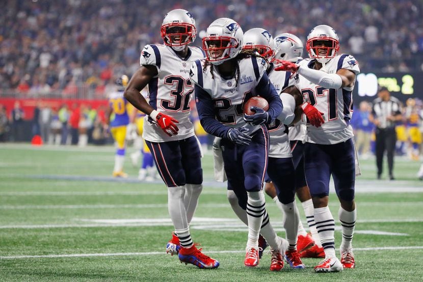 Sony Michel #26 celebra con sus compañeros de los Patriots su touchdown contra Rams el...