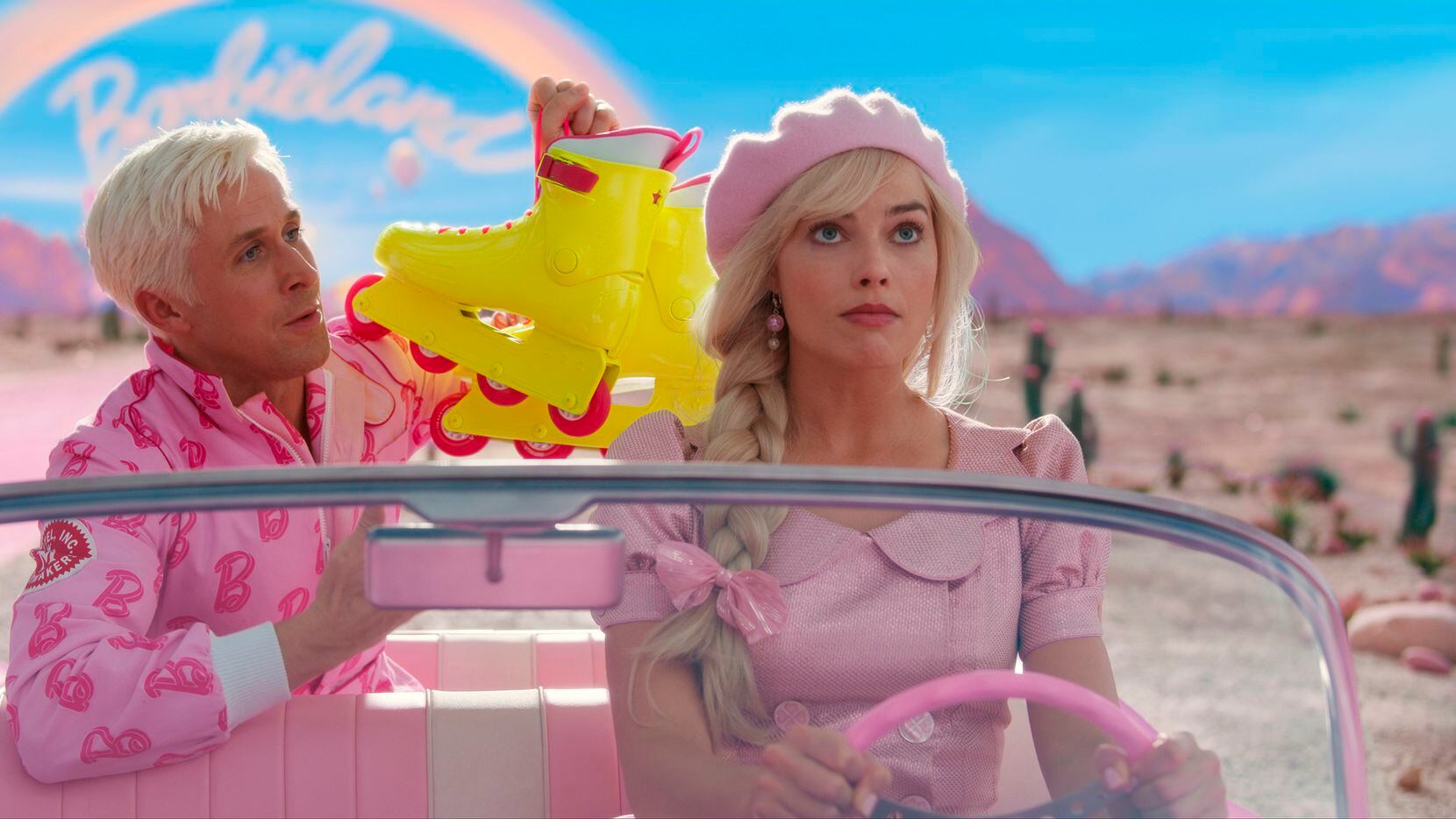 Ryan Gosling, izquierda, y Margot Robbie en una escena de "Barbie" en una imagen...