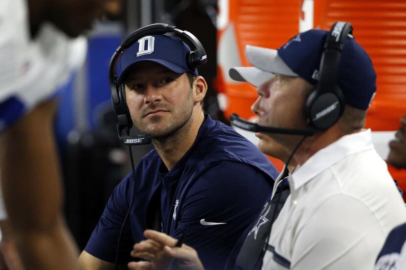 El veterano mariscal de los Cowboys de Dallas, Tony Romo, habla con los entrenadores...