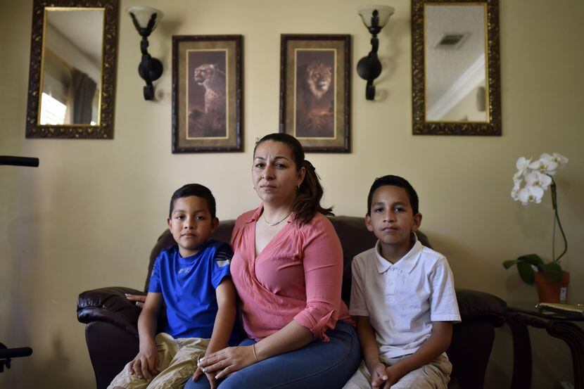Marta Hernández y sus dos hijos, Kenneth, de 8 años, y César, de 11, obtuvieron asilo y en...