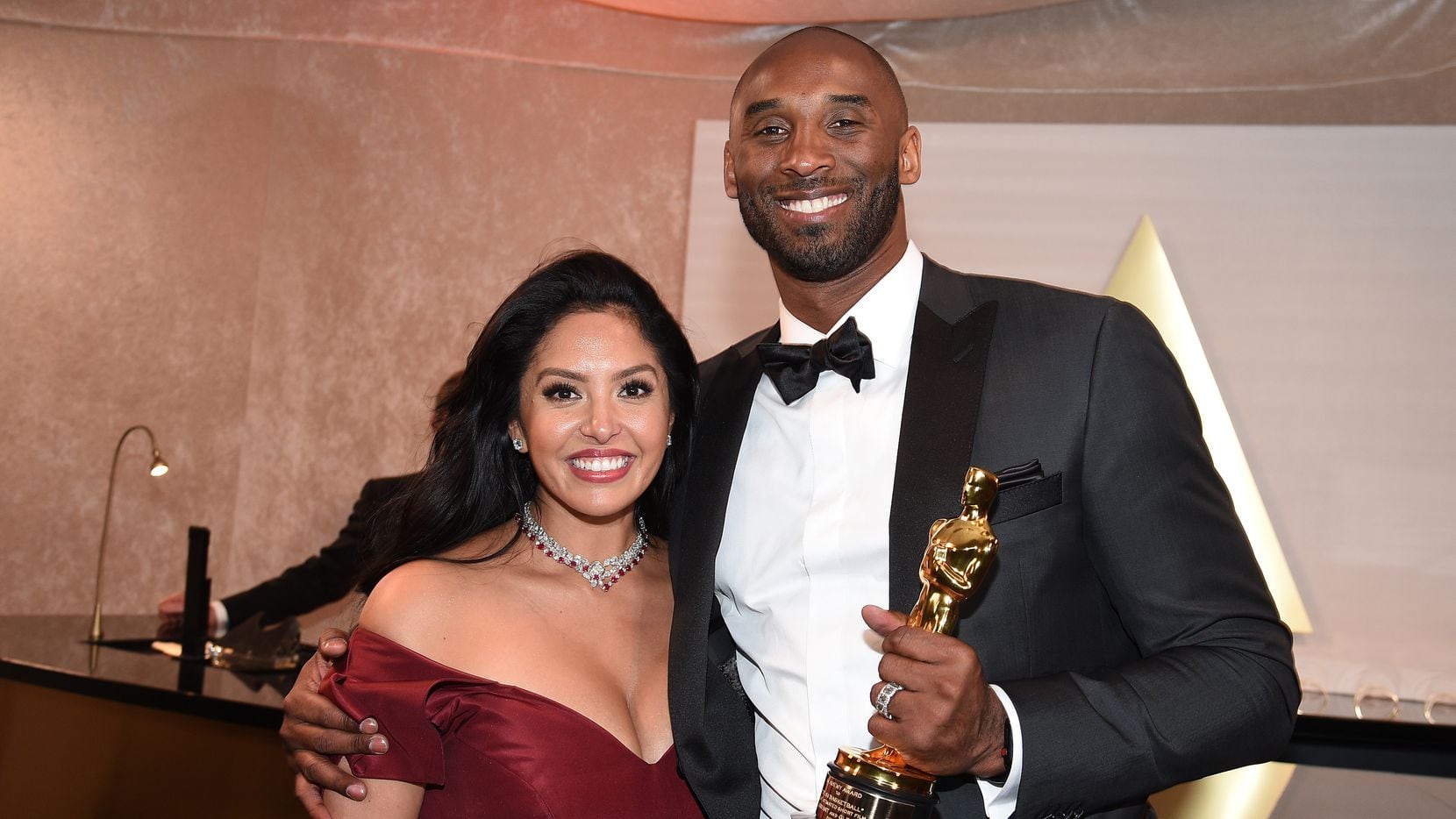 Kobe Bryant abraza a su esposa Vanessa durante la entrega de los premios Oscar, el 4 de...