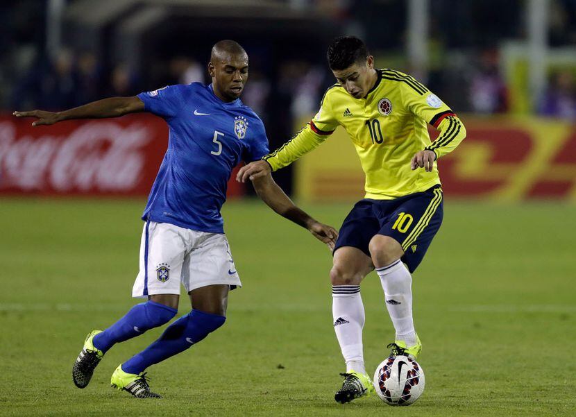 James Rodríguez (der.) y Colombia comparten bombo con Chile para sorteo de Copa América...