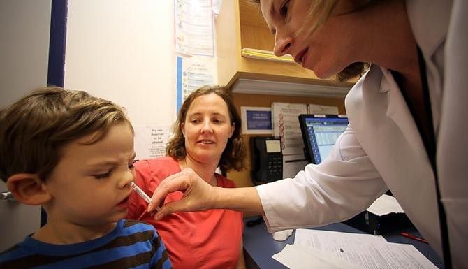 
				Un niño recibe una vacuna nasal para la gripe en Nueva York. (AP/BEBETO MATHEWS)
				
