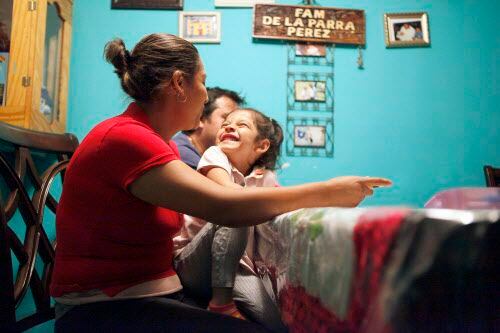 Nancy Pérez juega con su hija menor Valeria, de 4 años, quien entrará en prekínder en agosto.