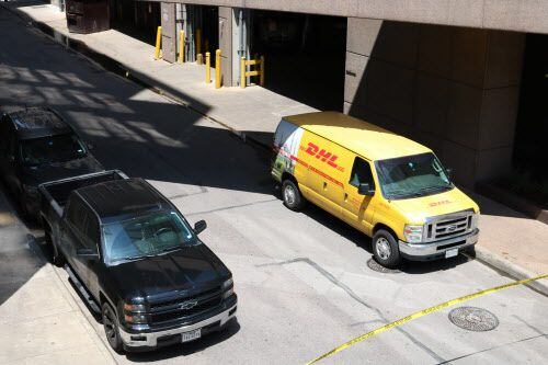 El chofer de la camioneta amarilla de envíos DDHL reportó un paquete sospechoso y fue...
