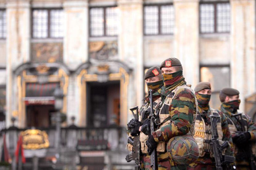 Soldados y policías patrullan las calles de Bruselas, la capita de Bélgica que se encuentra...