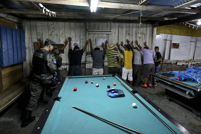 Soldados arrestan a varias personas en un salón de juego de billar en Tegucigalpa, Honduras.