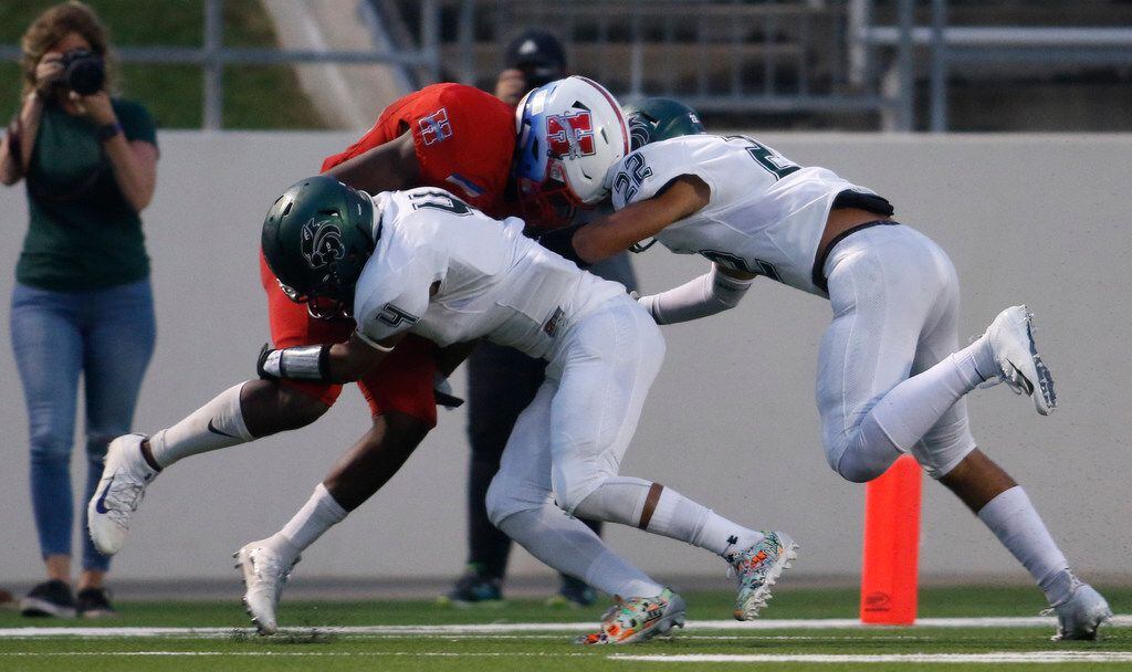Midlothian Heritage receiver Langston Anderson (88) is stopped by Kennedale defenders...
