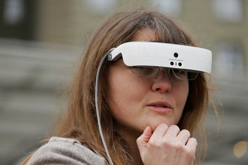 Una persona porta los anteojos eSight que permiten a personas invidentes poder ver. AP
