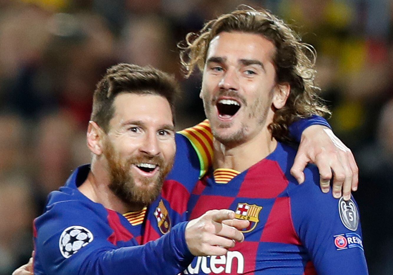 Los jugadores del Barcelona, Lionel Messi (izq.) y Antoine Griezmann estarán en la cancha del Camp Nou para disputar el clásico ante el Real Madrid.