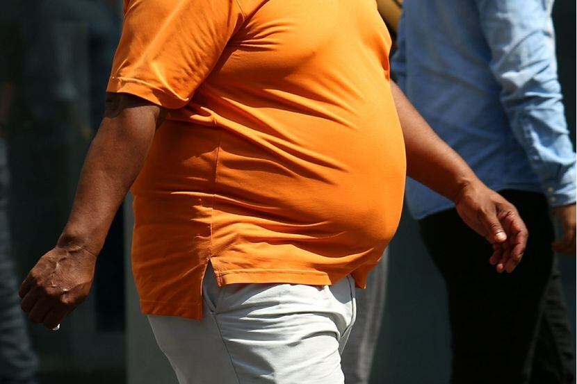 Foto de un hombre obeso.