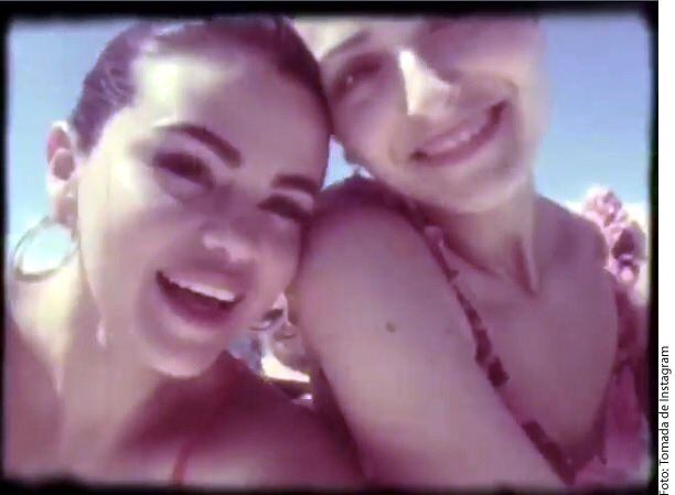 Selena Gomez (izq.) compartió un video de sus vacaciones en Sidney.
