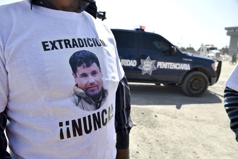 Un partidario de Joaquín “El Chapo” Guzmán posa con una camiseta en contra de la extradición...