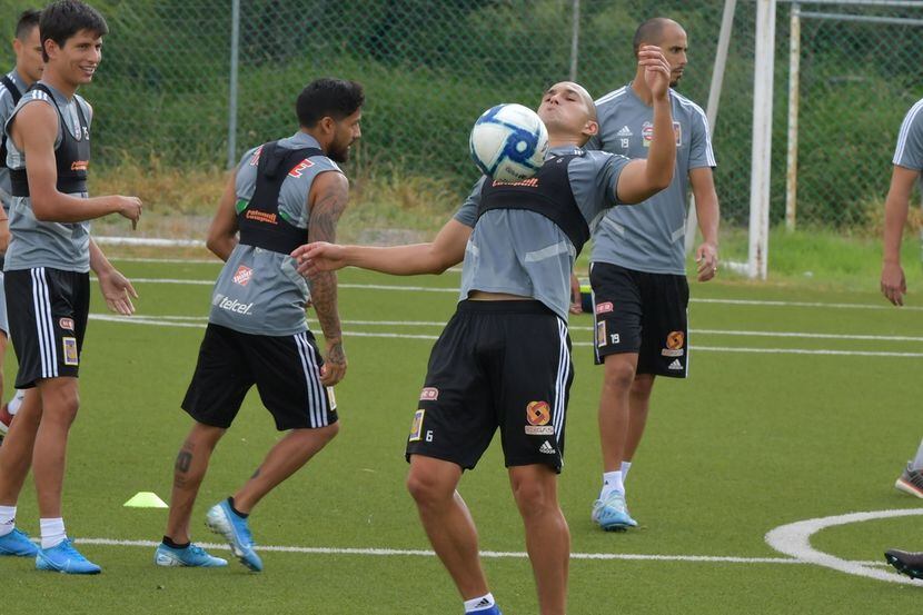 El defensa de Tigres, Jorge Torres Nilo, controla el balón en una práctica de su equipo en...