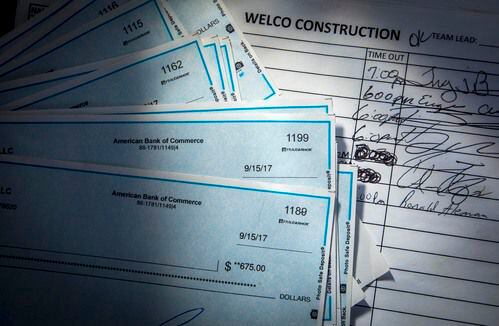 Un grupo de cheques que nunca fueron entregados por Welco Construction. SMILEY POOL/DMN