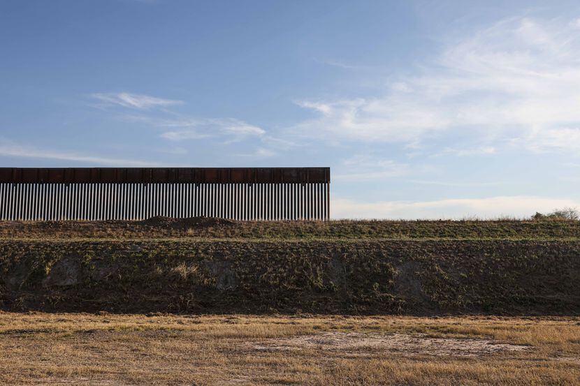 Una nueva sección del muro fronterizo con México en construcción bajo la presidencia de...