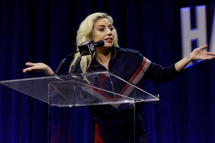 Lady Gaga responde a preguntas durante una conferencia de prensa previa al Super Bowl en...