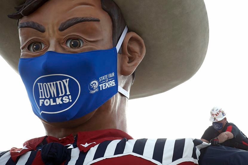 Organizadores del a Feria Estatal de Texas piden que los visitantes lleven una mascarillas...