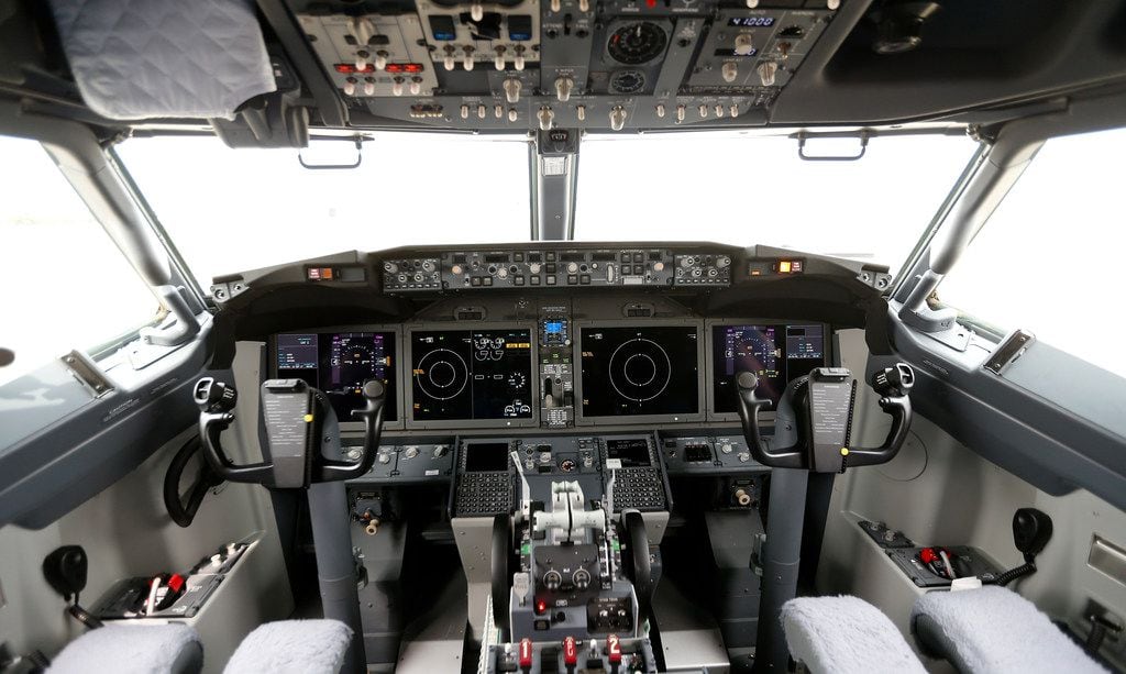 737 max flight deck