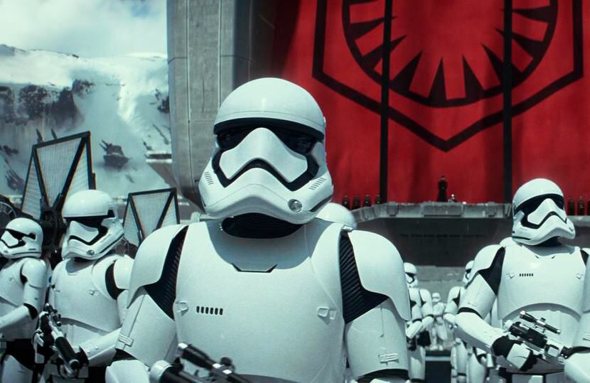 Una imagen de la nueva cinta “Star Wars: The Force Awakens”, a estreanarse el 9 de...