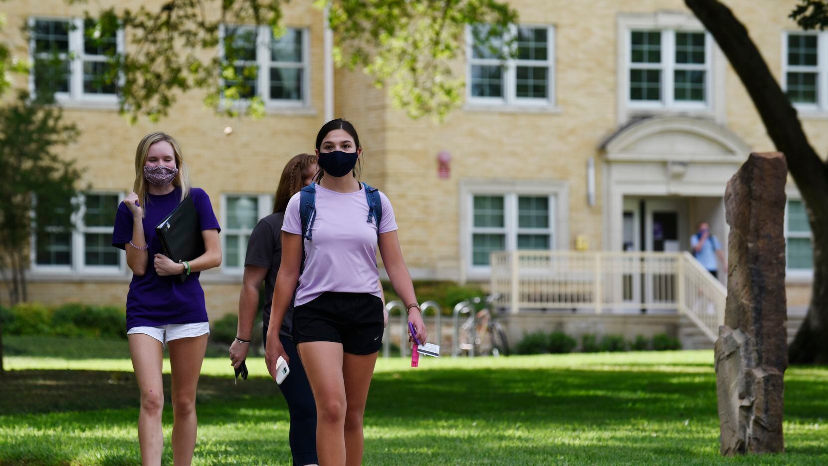 Estudiantes de Texas Christian University caminan afuera de uno de los dormitorio. TCU lleva...