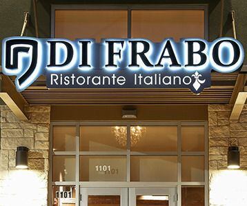 En el restaurante Di Frabo en San Antonio dejaron un mensaje contra el dueño mexicano.
