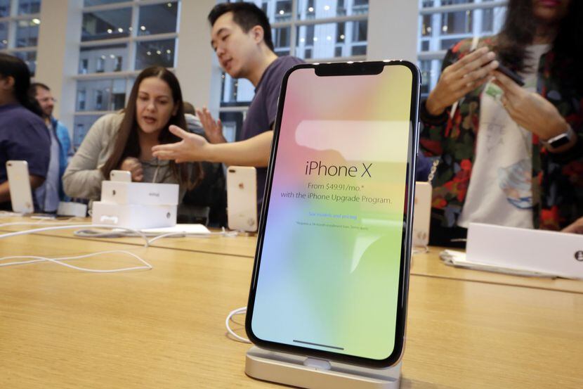 Un aparato iPhone X en la Apple Store de Manhattan, Nueva York.(AP)
