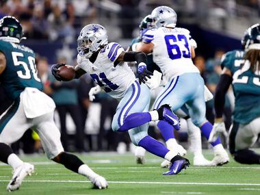 Dallas Cowboys running back Ezekiel Elliott (21) breaks away for a big run against the...