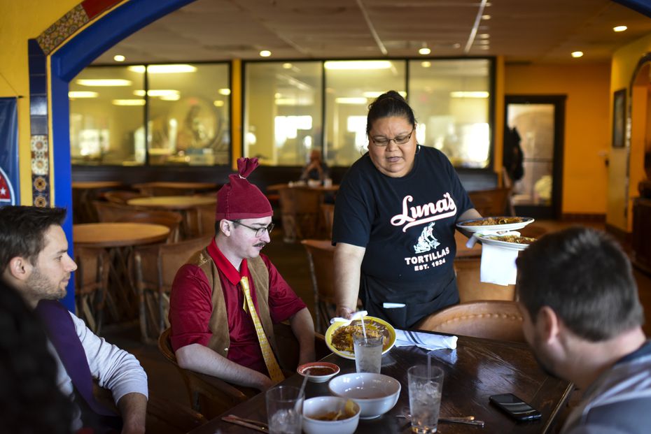 Mari Gomez served some of her last customers at Luna’s Tortillas in Dallas in October 2021.