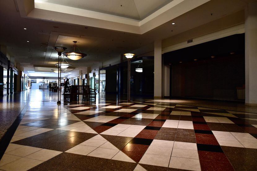 La mayor parte del Valley View Mall permanece vacío, con grandes espacios cerrados al...
