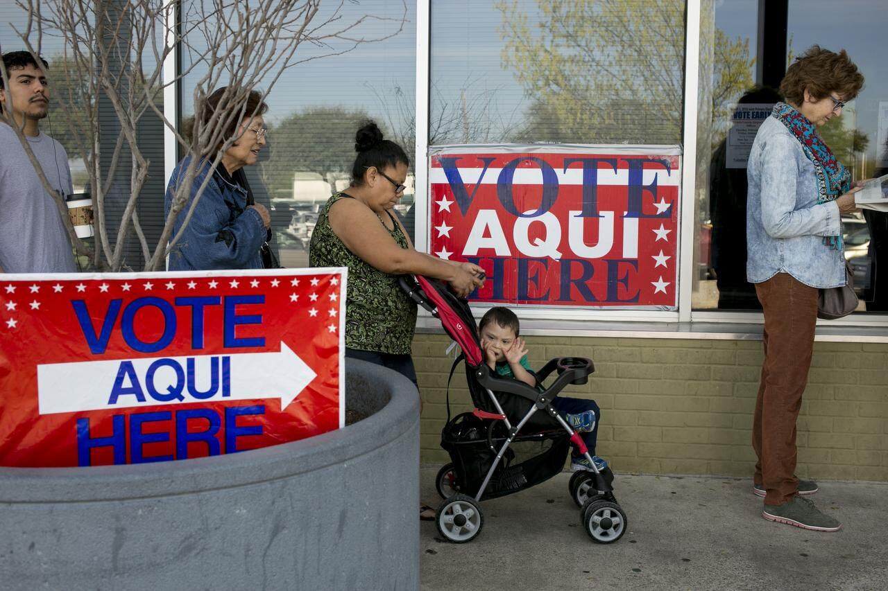 Marcelina Carvajal hace fila en una casilla electoral en Austin en marzo pasado. Una juez...