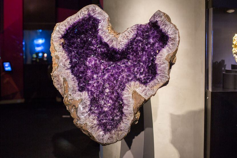 El museo Perot exhibe piedras con forma de corazón en su evento por el Día de San Valentín.