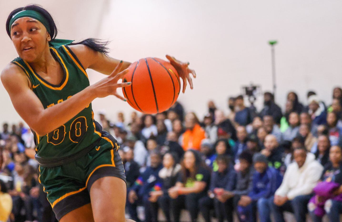 DeSoto point guard Mylasia Smith (00) looks to her right as she moves closer to the net with...